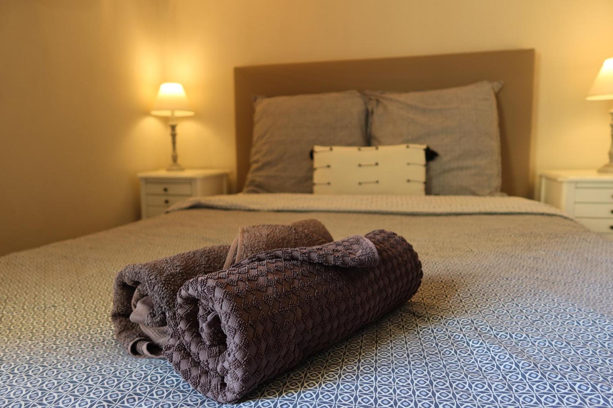 Charming Overlooking A Beautiful Garden Apartment *