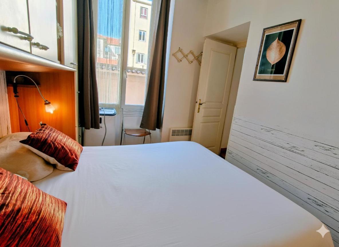 Close To Beaches And Shops, Up 6 Pers Apartment *