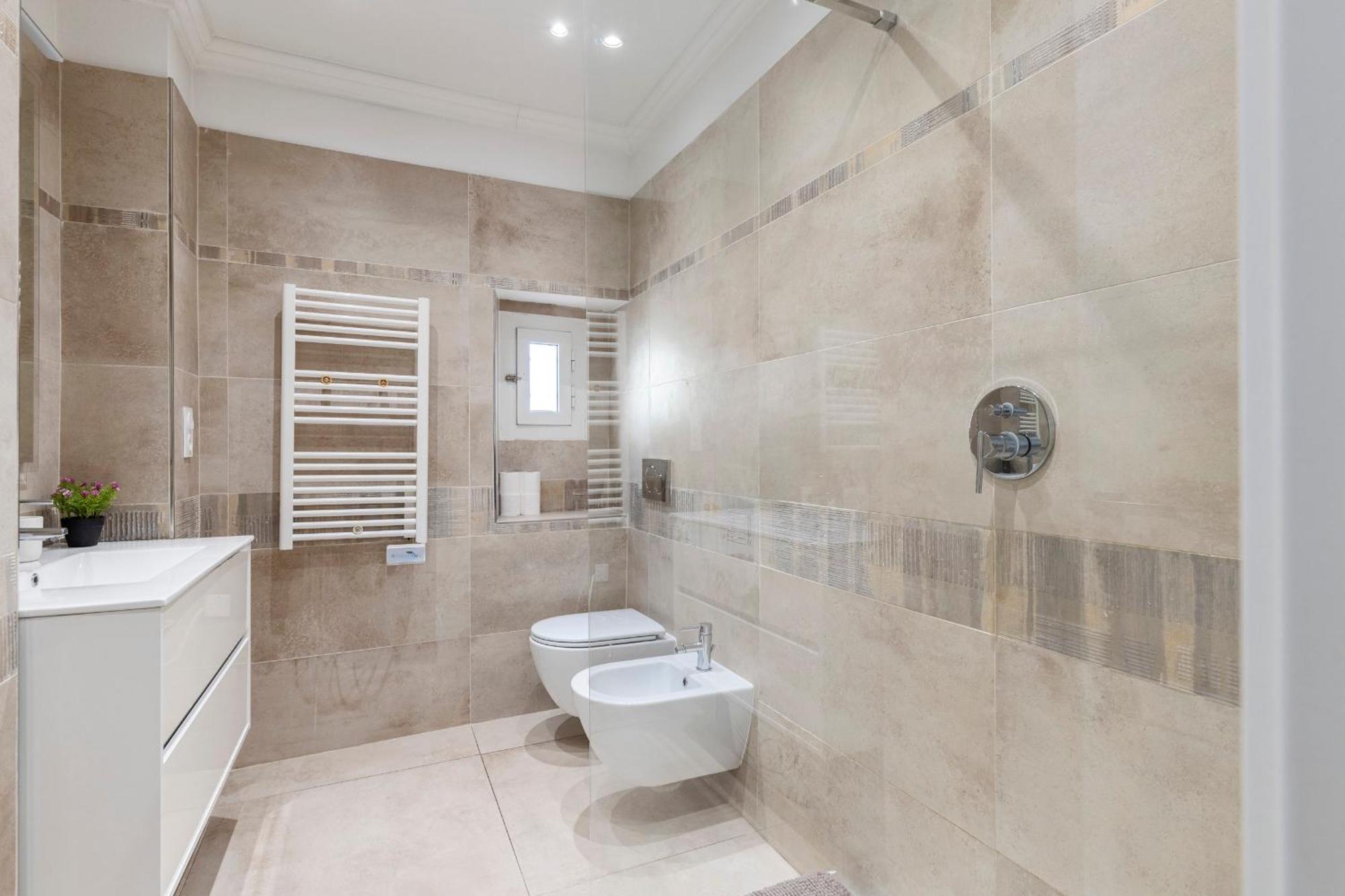 Center 2 Min Walk To Quiet Sunny Balcony Apartment *