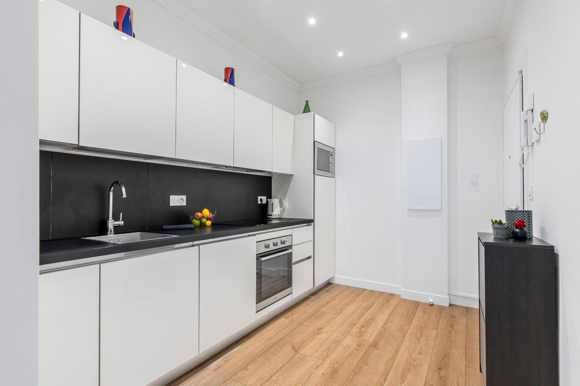 Center 2 Min Walk To Quiet Sunny Balcony Nice