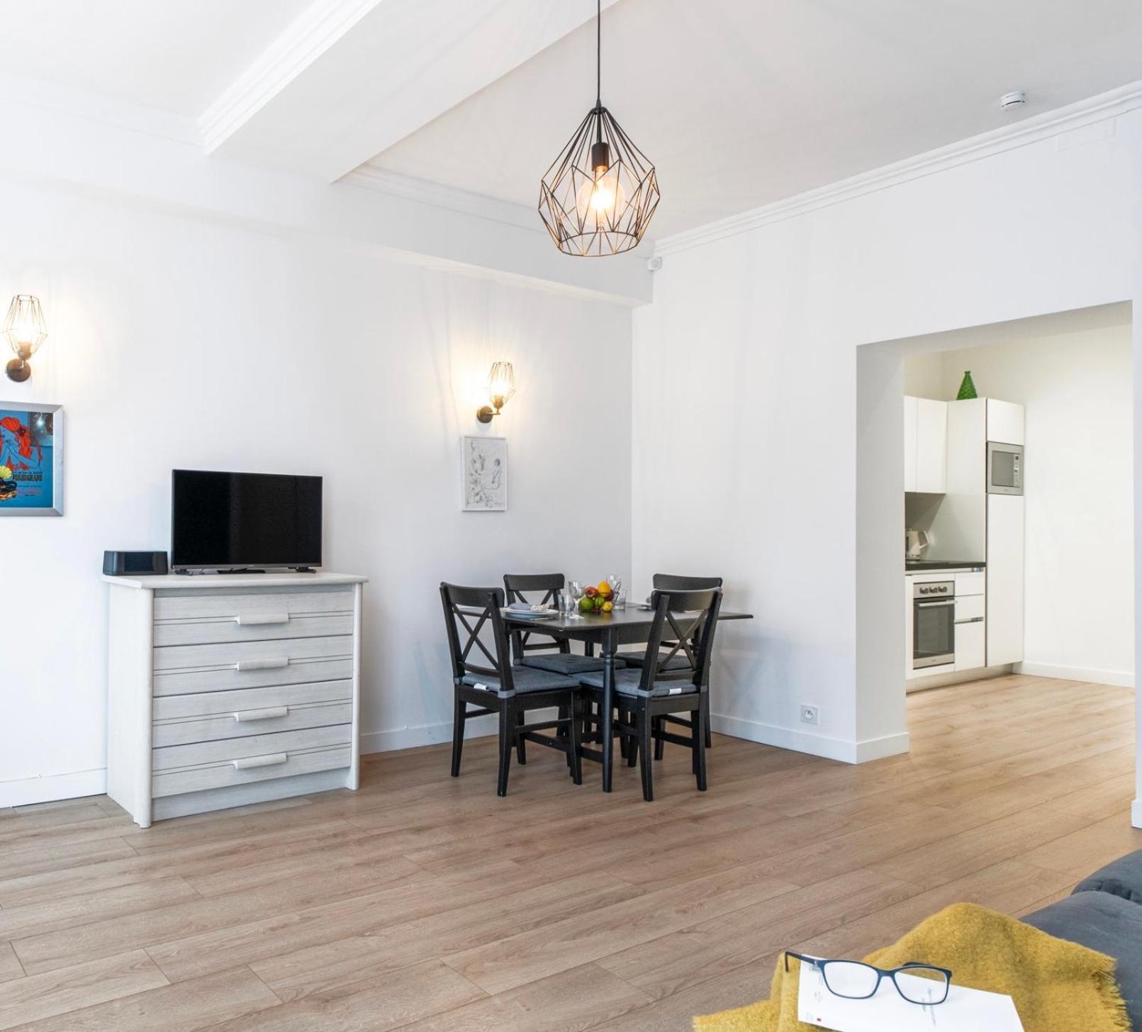 Center 2 Min Walk To Quiet Sunny Balcony Nice