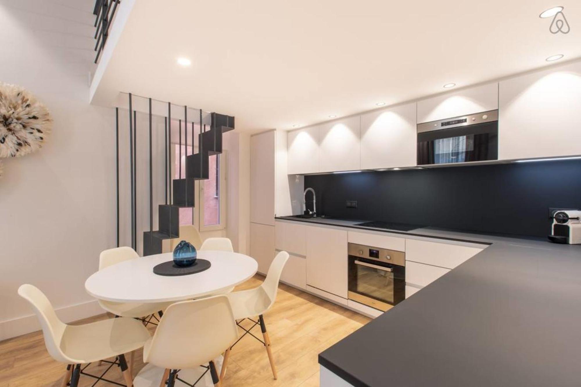 Cours Saleya Renovated 3 Bedrooms 1 Min To Air Conditioning * Nice