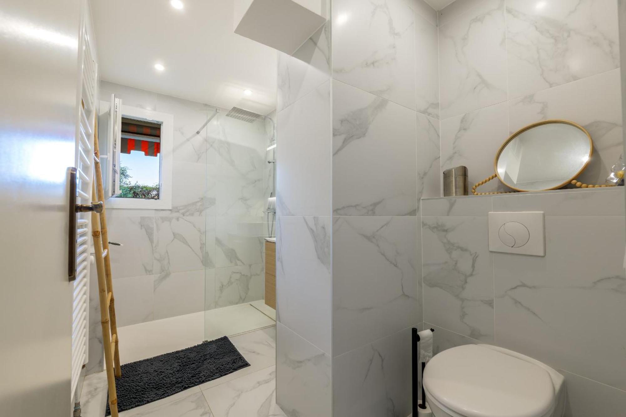 Grand 2 Pieces Et Belle Terrasse Ensoleillee Nice