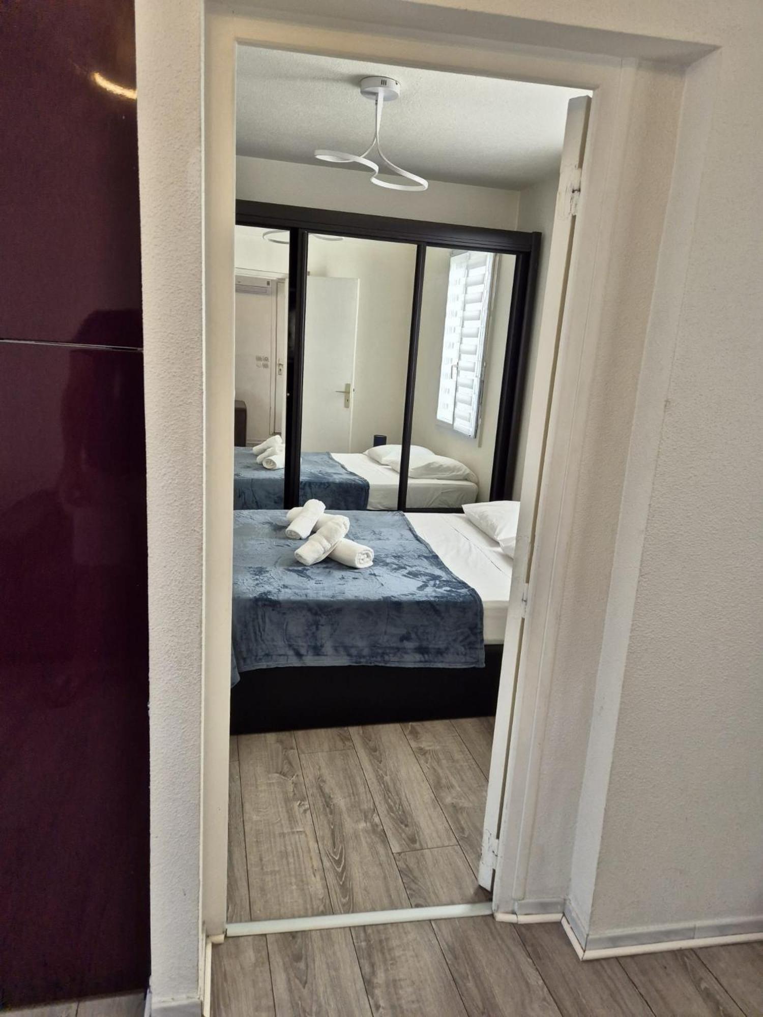 Plein Centre Climatise Et Spacieux Avec Grande Terrasse Sur Le Toit A Apartment *