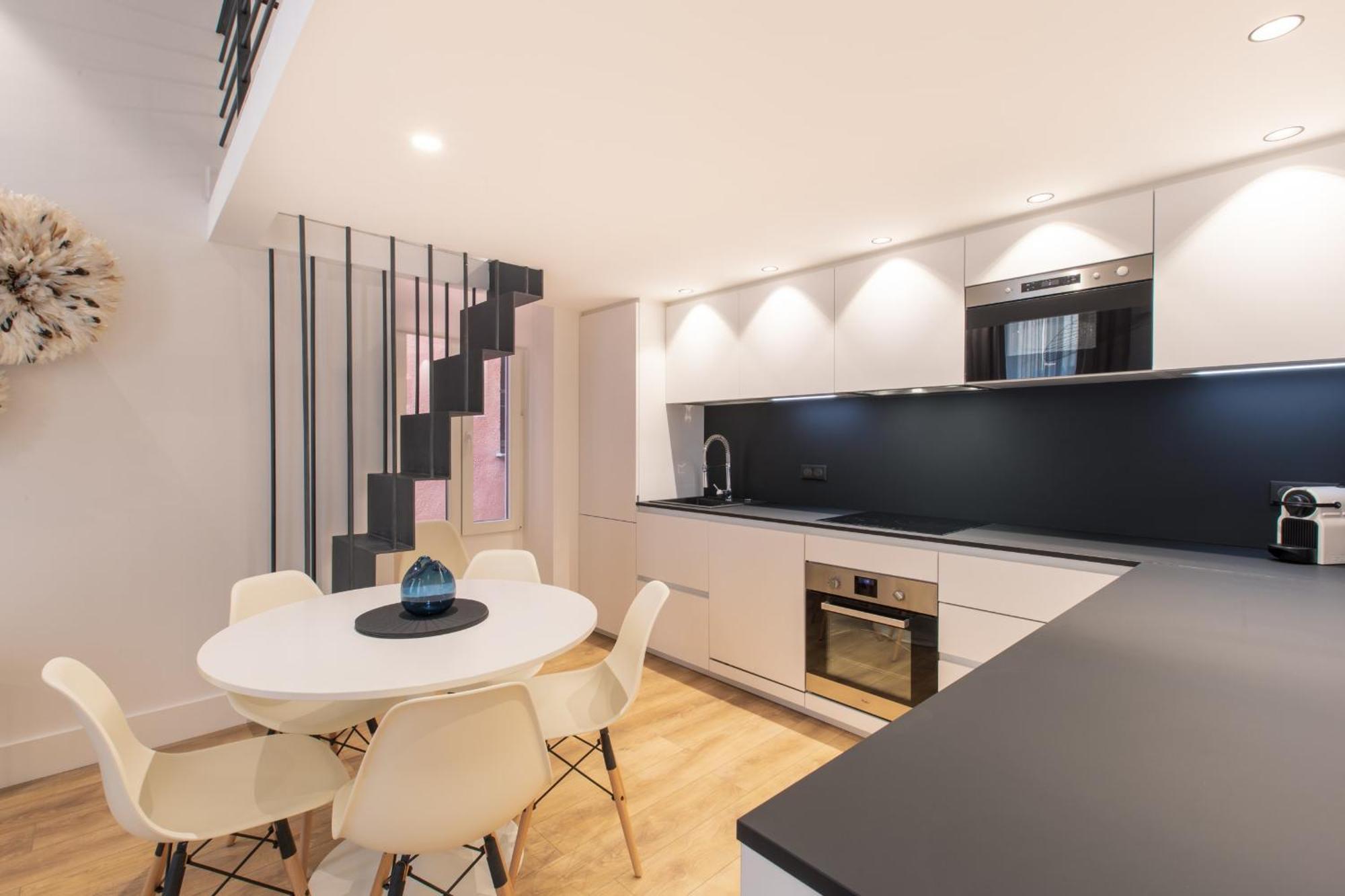 Cours Saleya Renovated 3 Bedrooms 1 Min To Air Conditioning * Nice