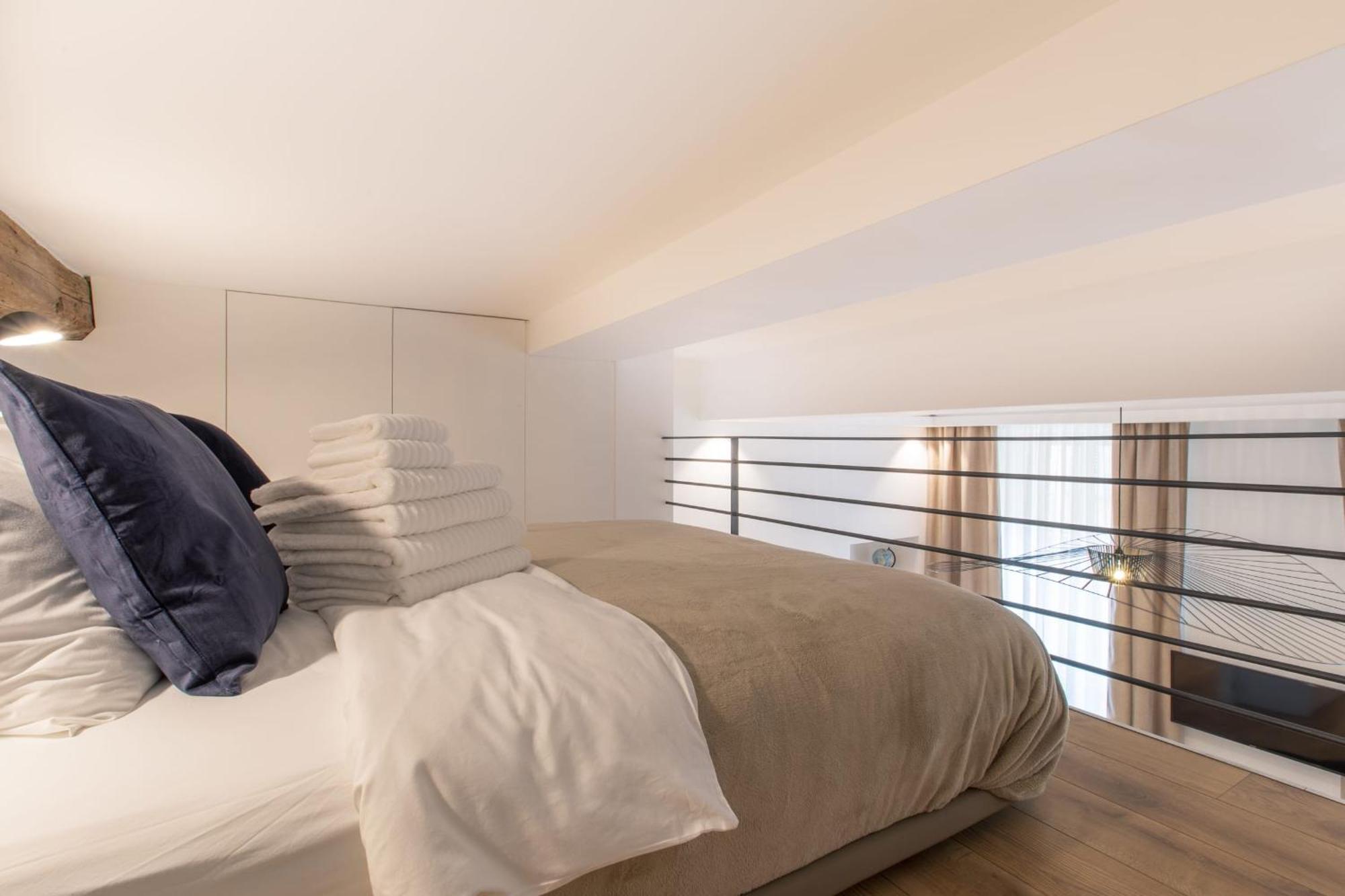 Cours Saleya Renovated 3 Bedrooms 1 Min To Air Conditioning Apartment