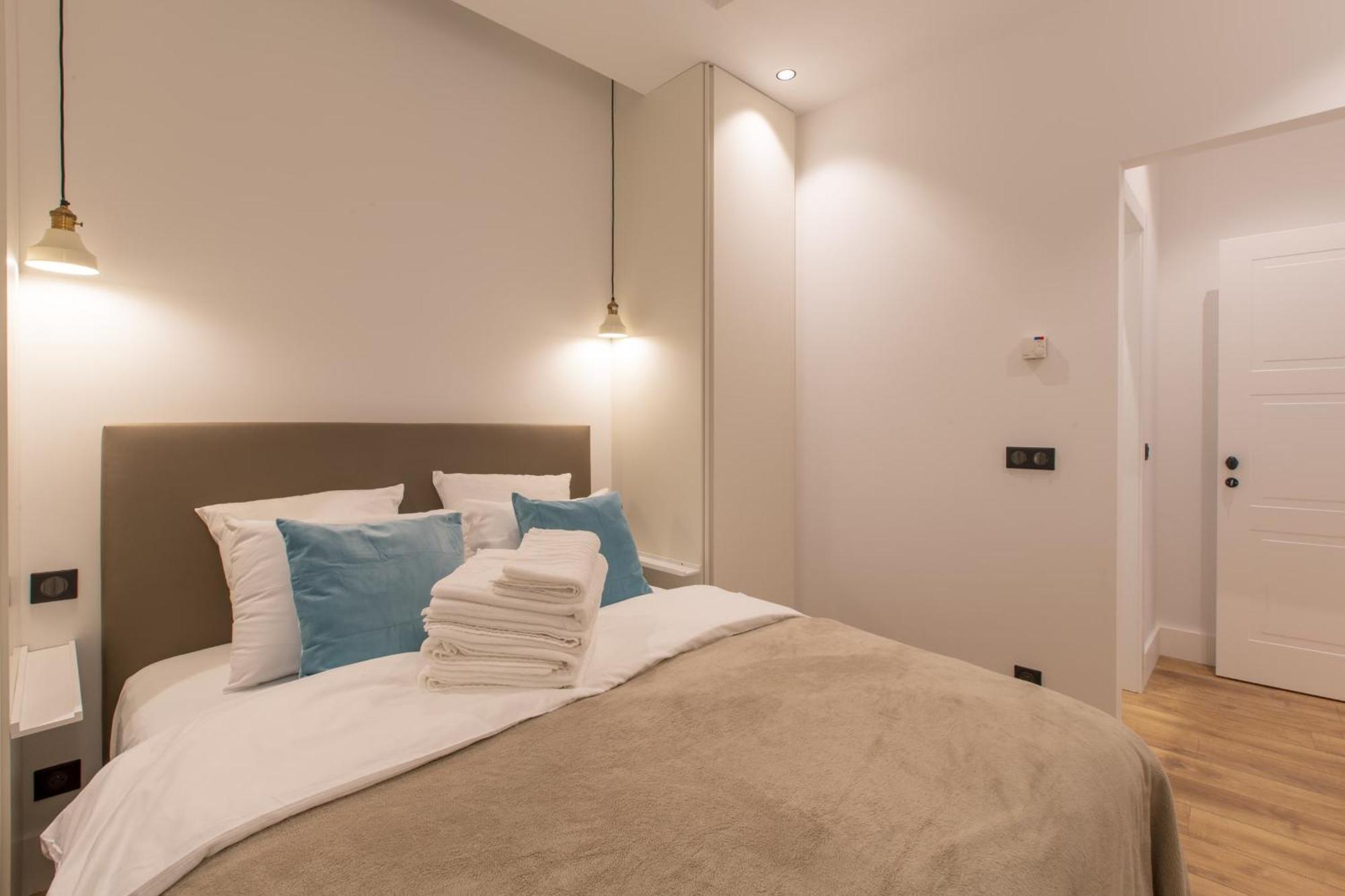 Cours Saleya Renovated 3 Bedrooms 1 Min To Air Conditioning Apartment Nice