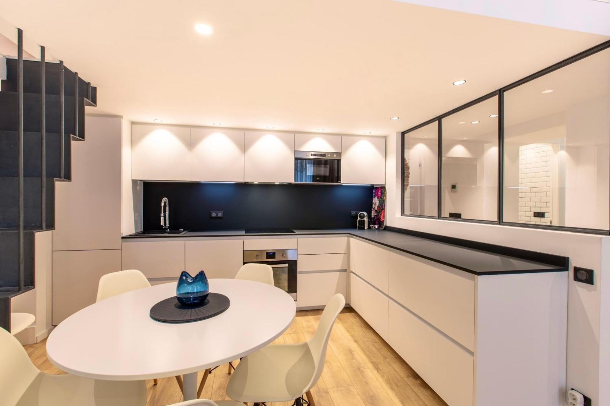 Cours Saleya Renovated 3 Bedrooms 1 Min To Air Conditioning Apartment *