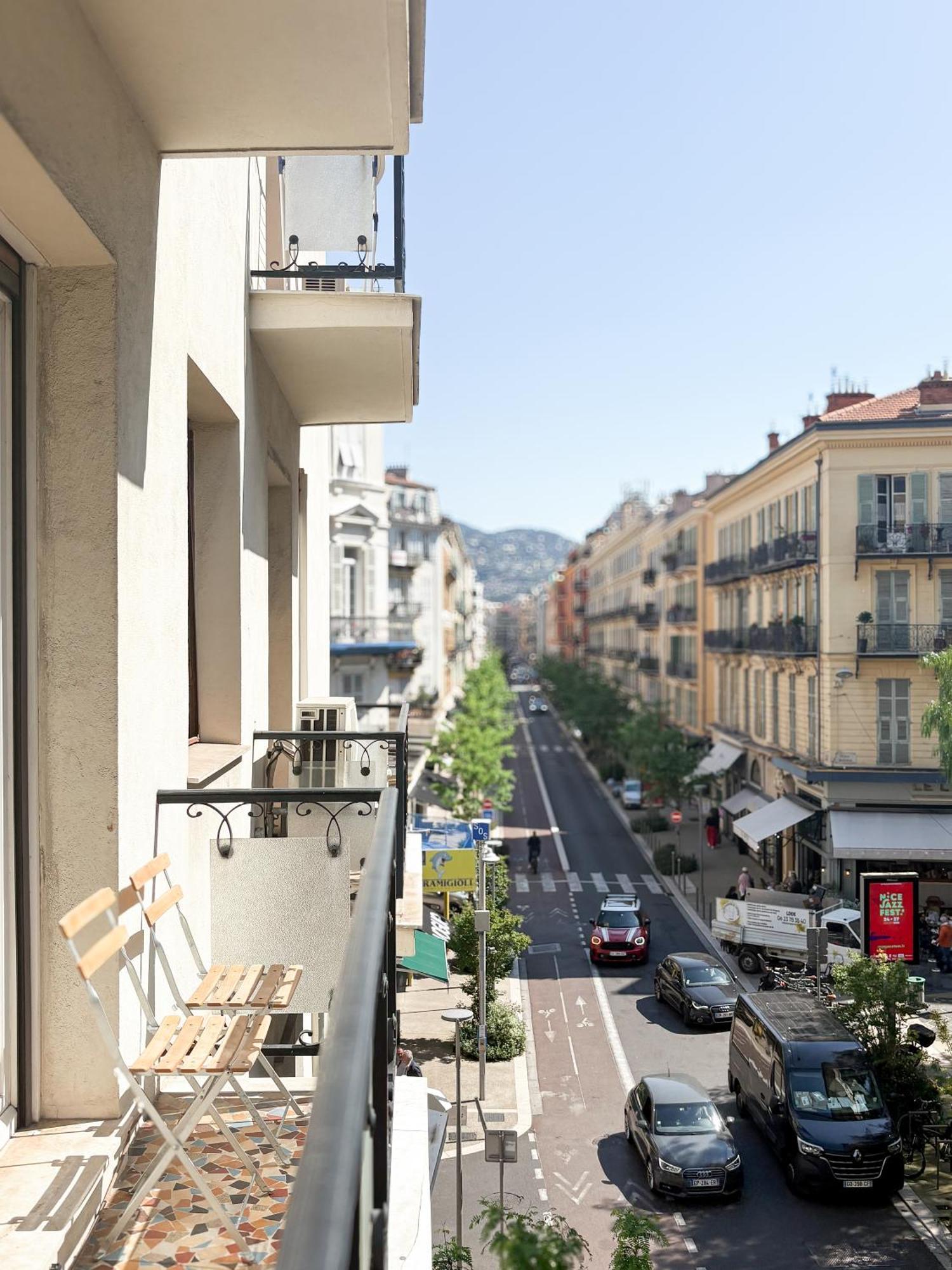 Hyper-centre, Air-conditioned With Balcony Nice