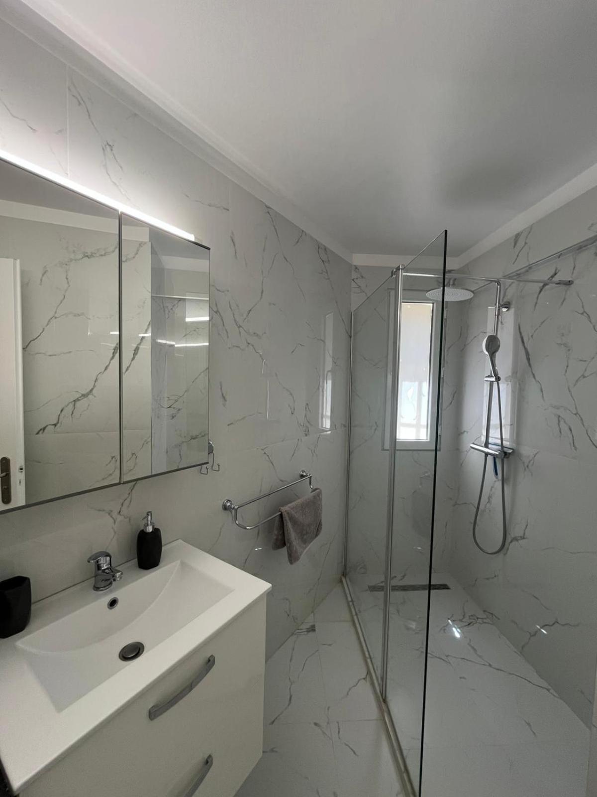 Superbe Port De Lumineux,clim , Parking Apartment *