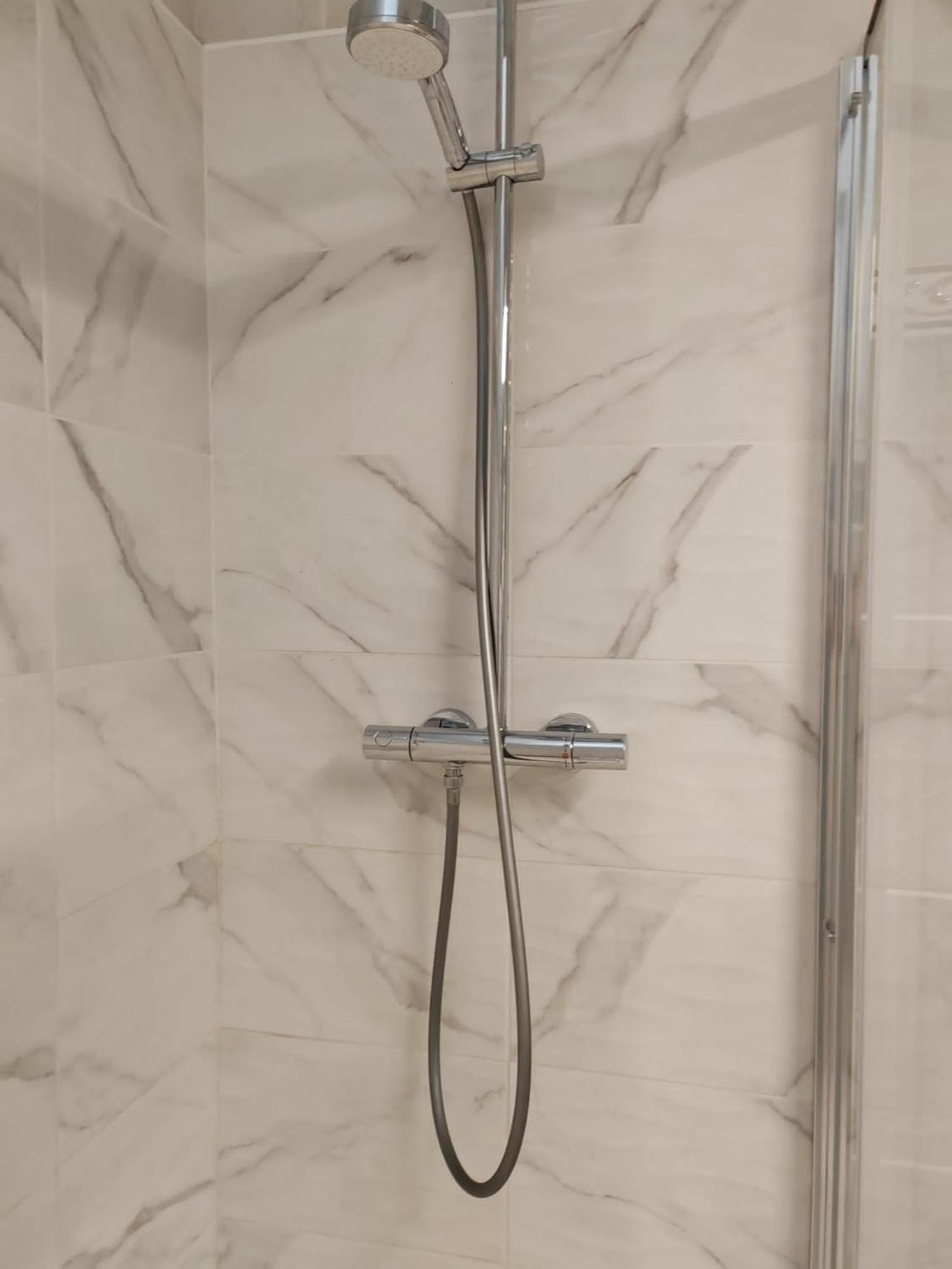 Superbe Plein Centre Climatise Direct Aeroport Via Tram Bed & Breakfast