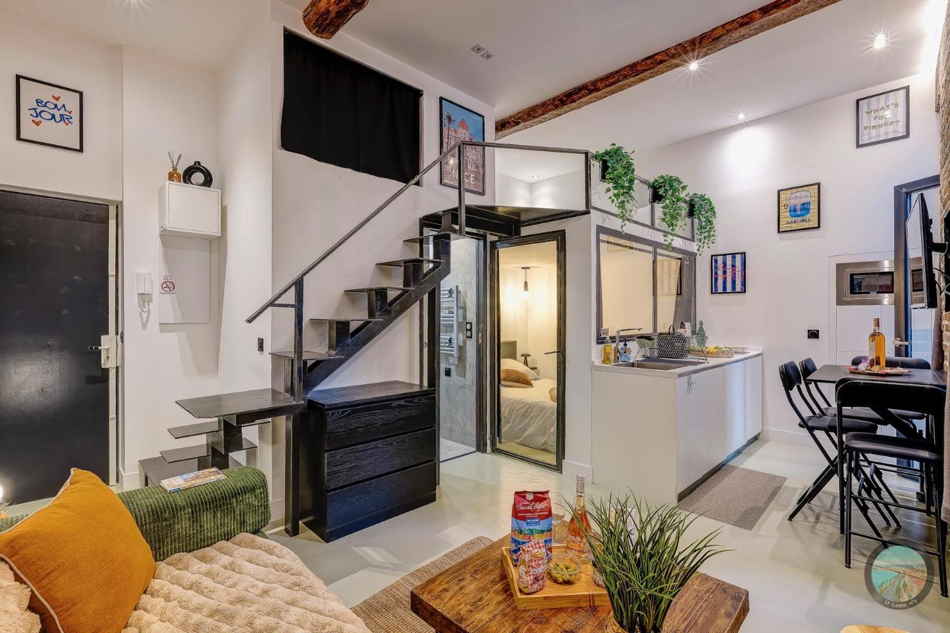 Chic Industrial Loft Quiet Garibaldi Ac Balcony Apartment