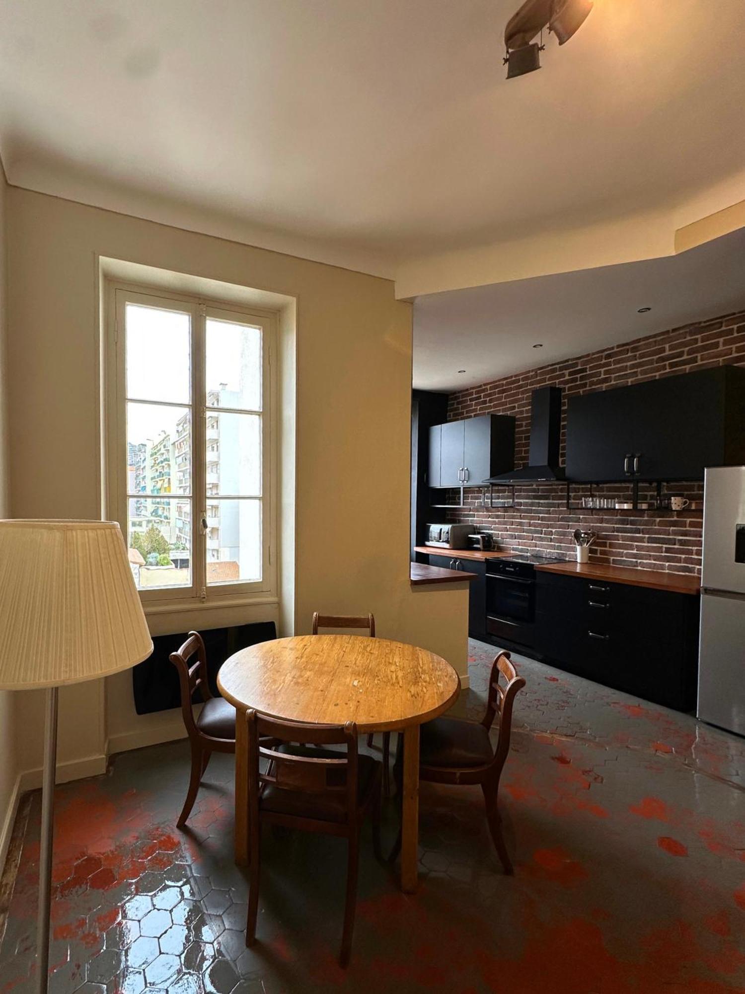 Renovated 2-room Sleeps 4 Tram And Shops Nearby Apartment