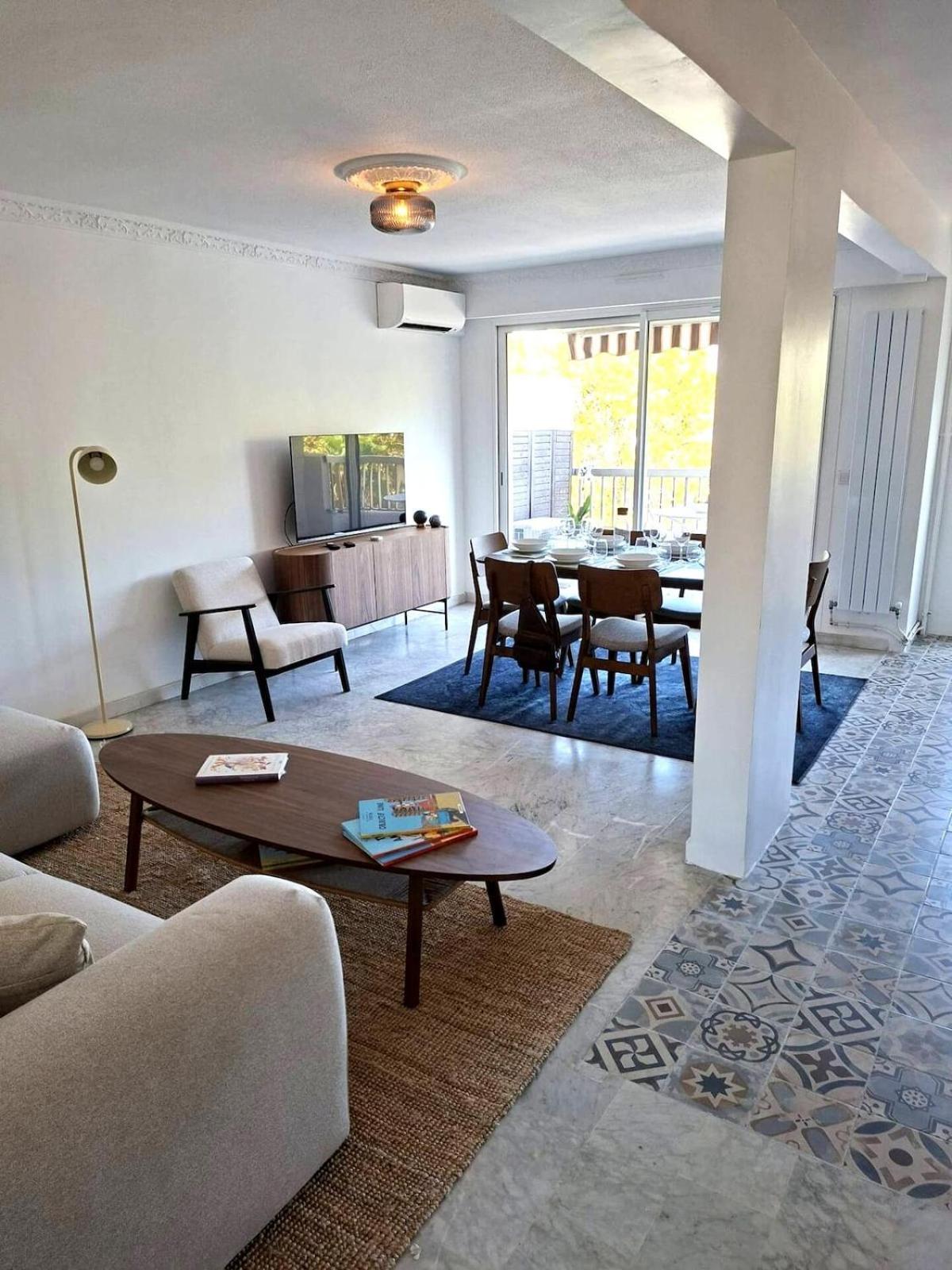 Elegant And Comfortable 3 Room, & Transport Within Walking Distance Apartment