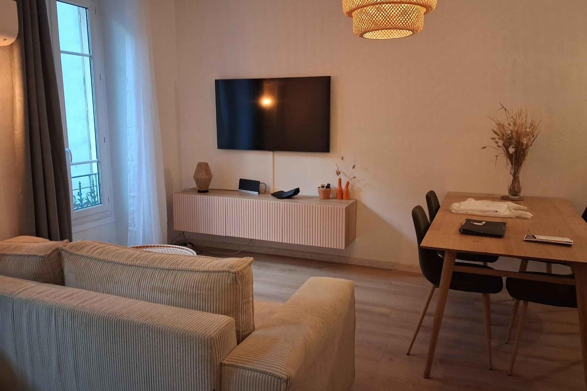 Apartment Charming Bright In *