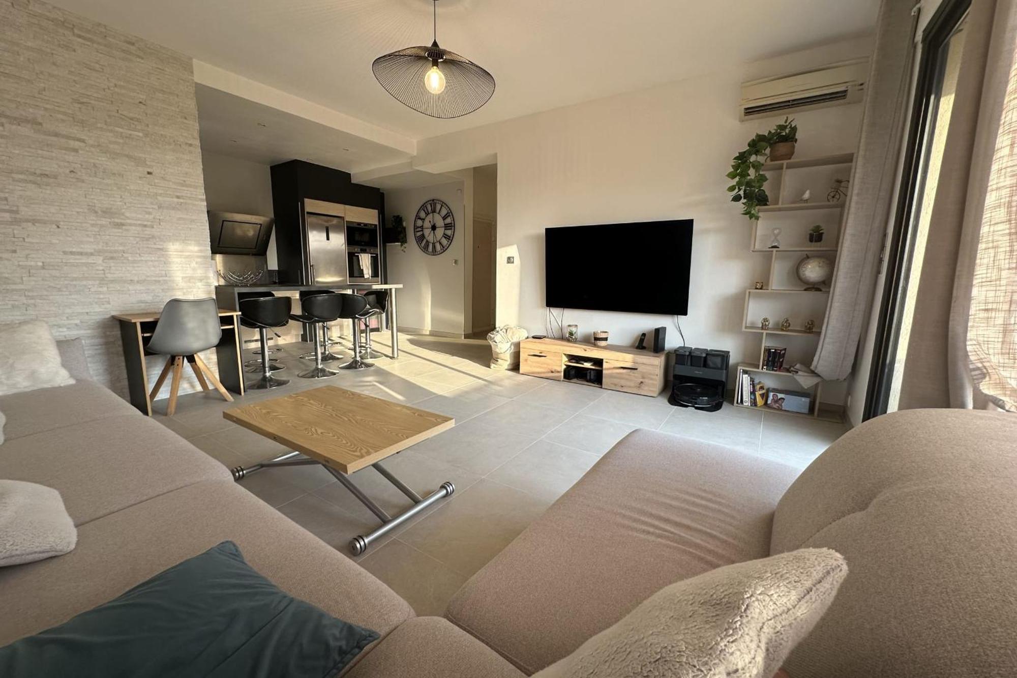 Spacious In With Balcony Apartment Nice