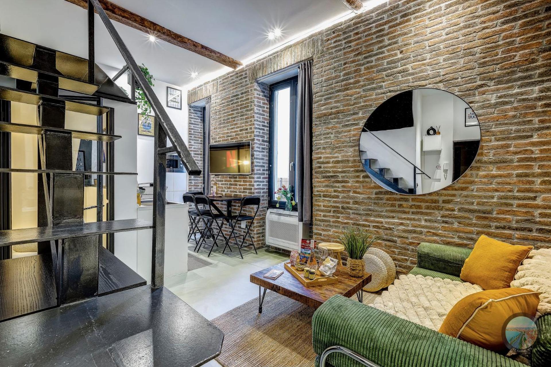 Chic Industrial Loft Quiet Garibaldi Ac Balcony
