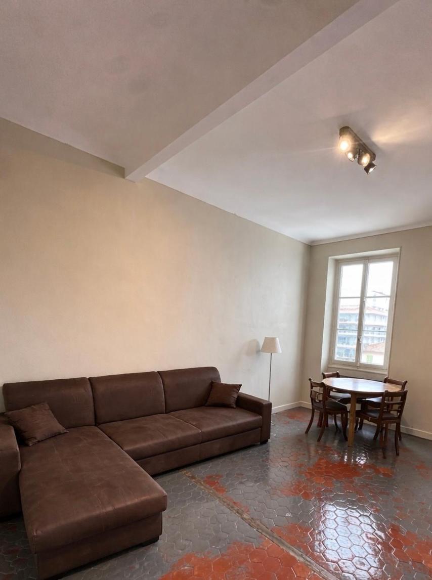 Renovated 2-room Sleeps 4 Tram And Shops Nearby * Nice