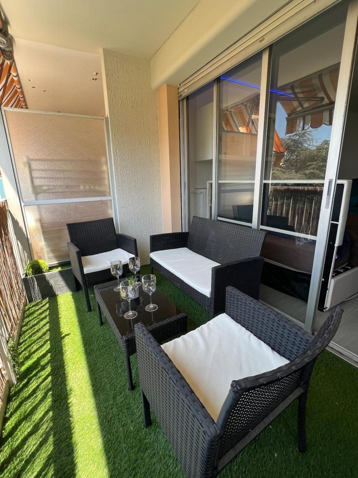 Sea View Apartment *