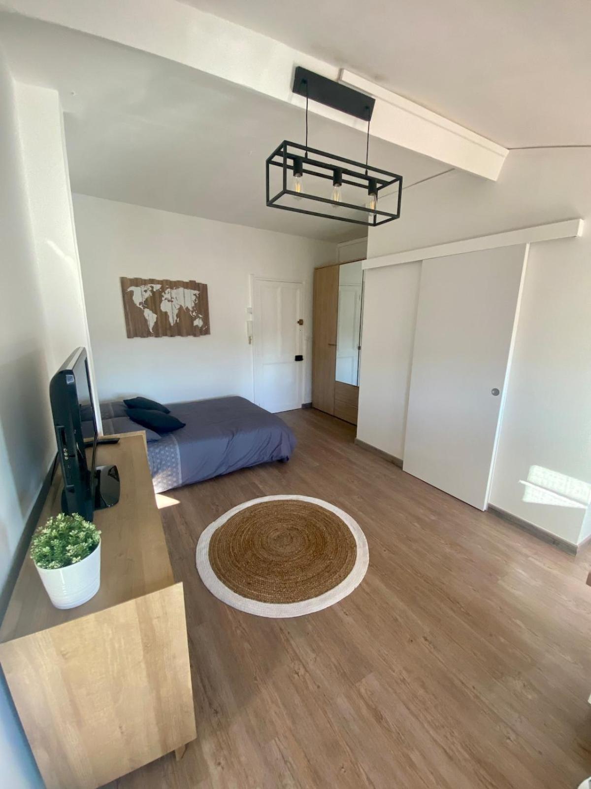 Moderne Au Carre D'or *