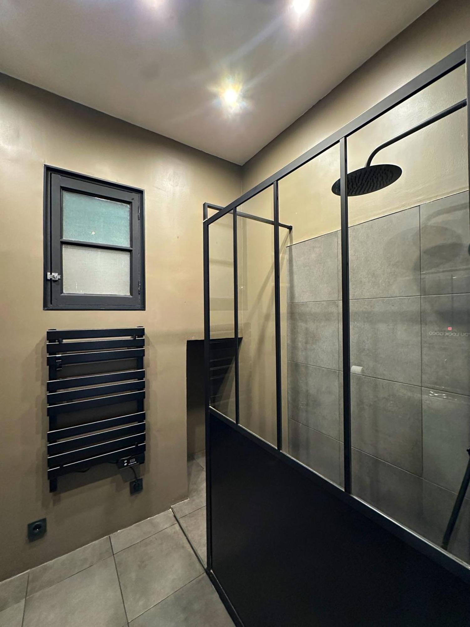 Renovated 2-room Sleeps 4 Tram And Shops Nearby * Nice