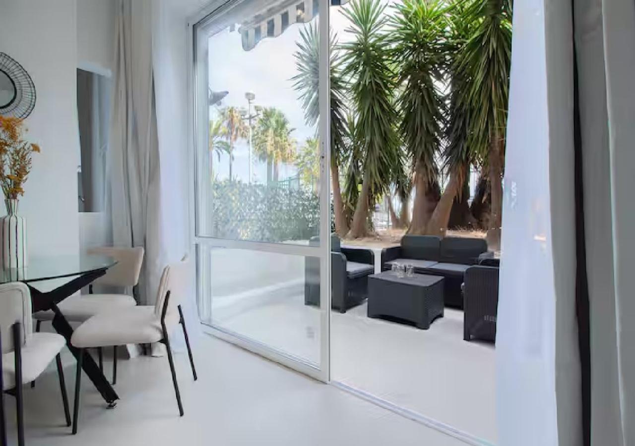 Terrasse En Bord De Promenade Des *