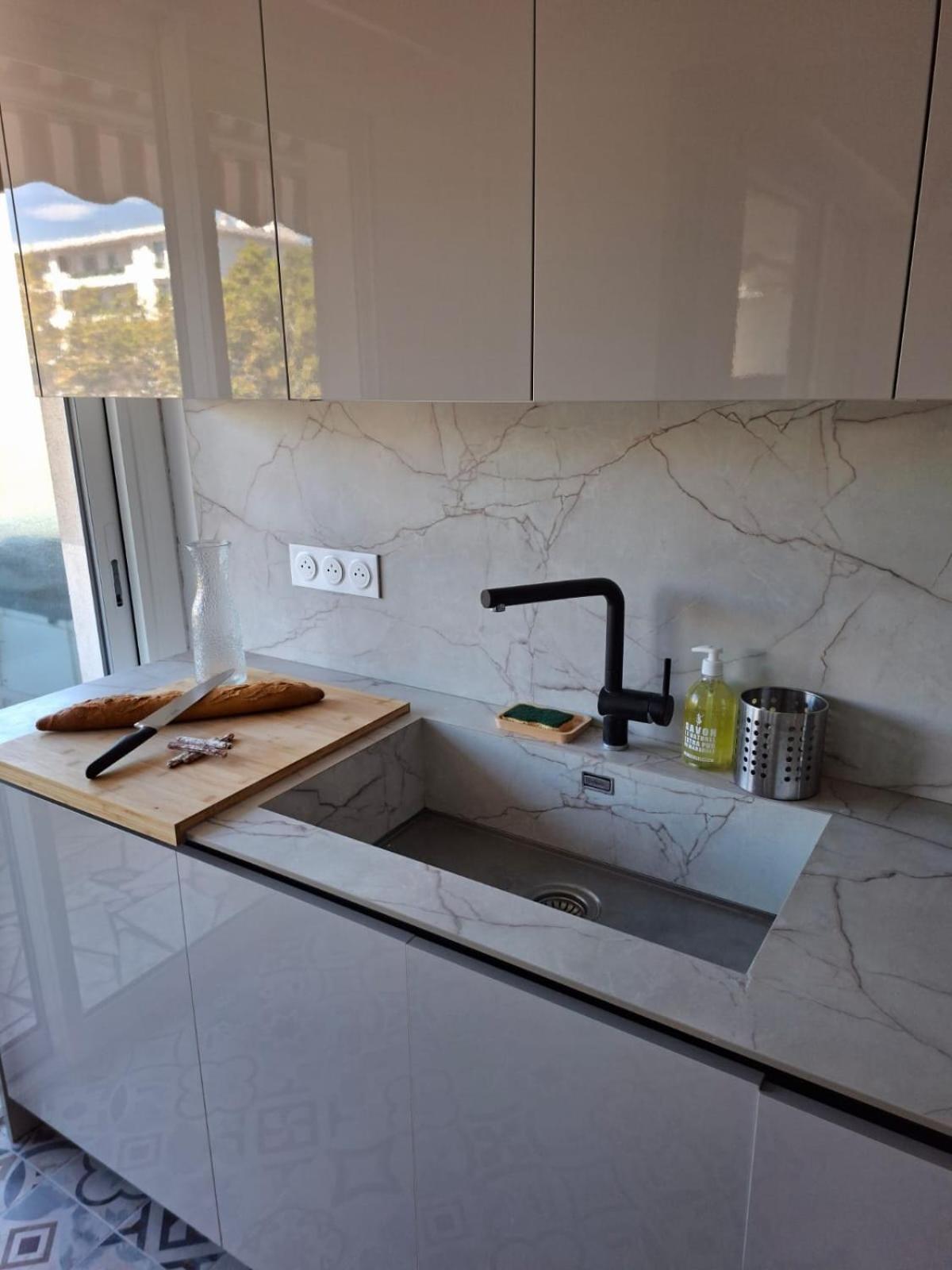 Apartment Elegant And Comfortable 3 Room, & Transport Within Walking Distance Nice