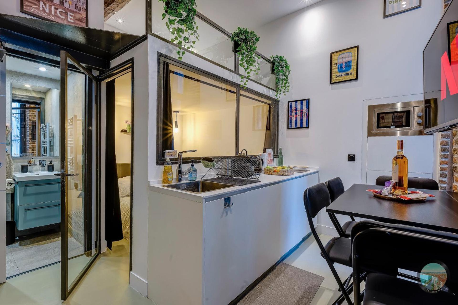 Chic Industrial Loft Quiet Garibaldi Ac Balcony Nice