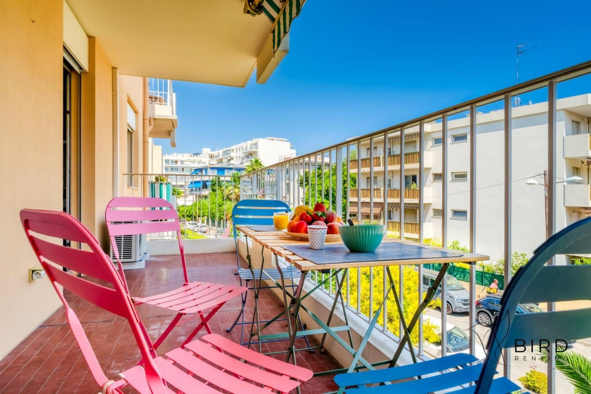 Apartment 1br W Terrace & Parking Nice