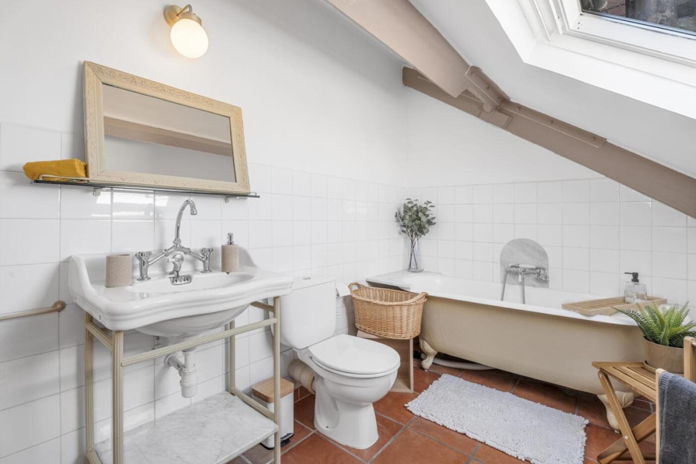 Sous Les Toits, Centre Apartment *