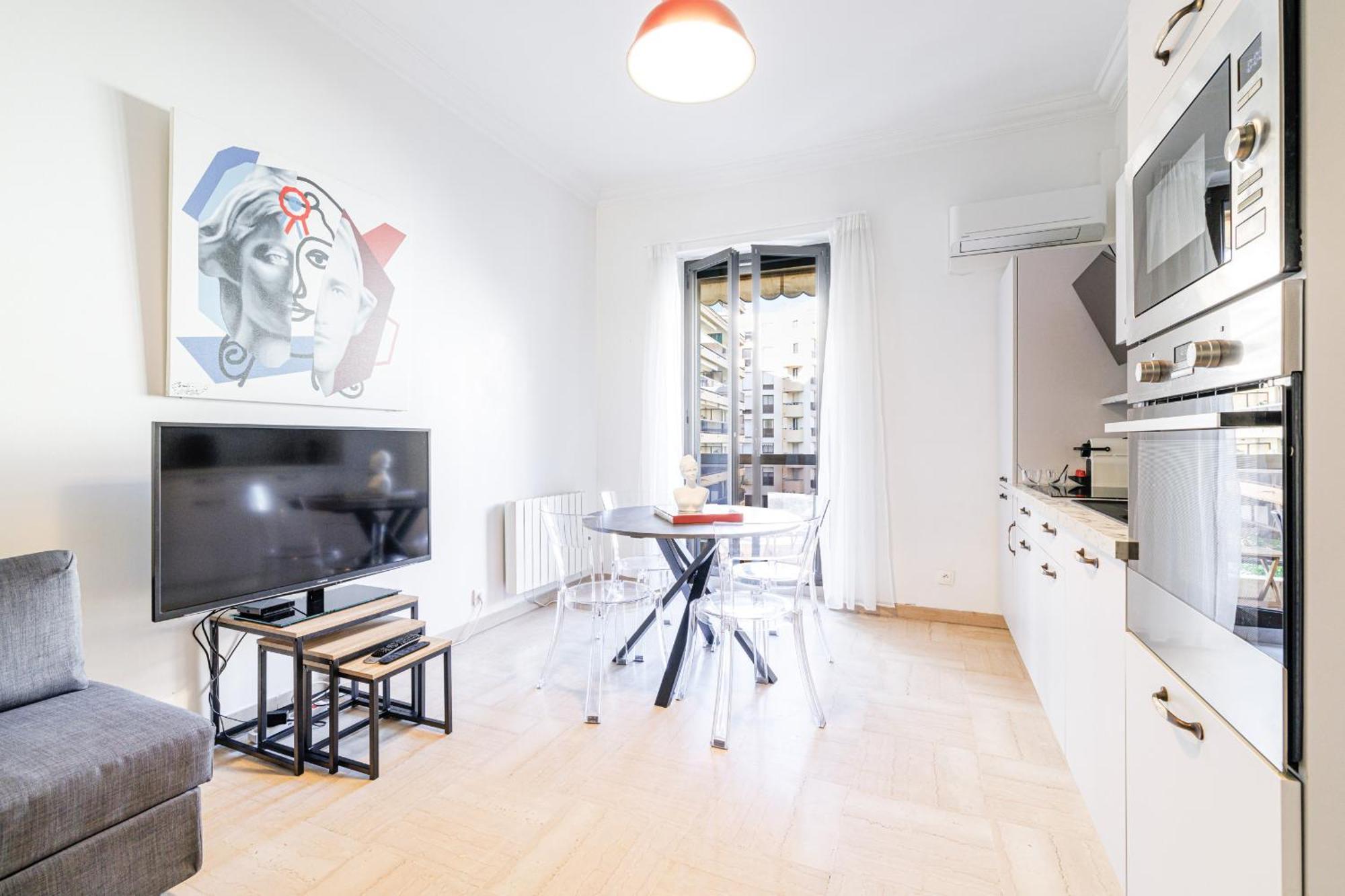 Ultra 2 Bdr - Ac & Balcony Apartment *