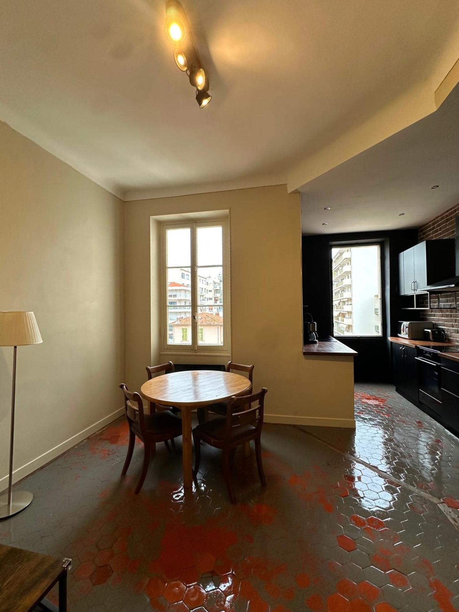 Apartment Renovated 2-room Sleeps 4 Tram And Shops Nearby