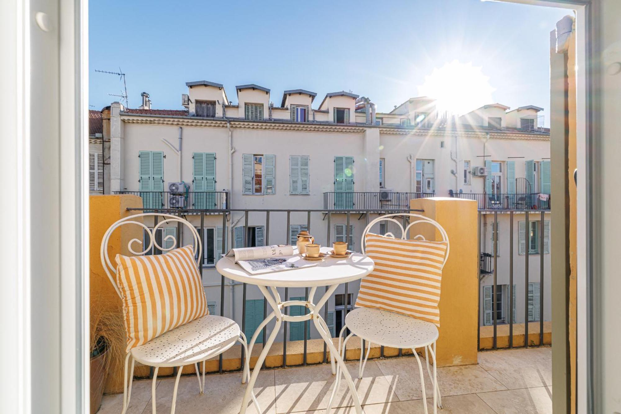 Charming Ultra 1 Bdr * Nice