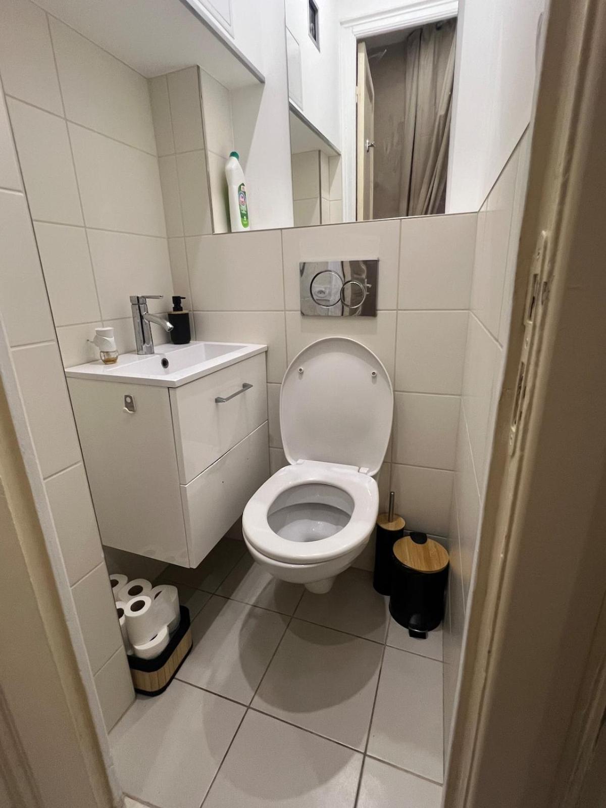 Perfectly Located 1 Bed - Port Of Apartment *