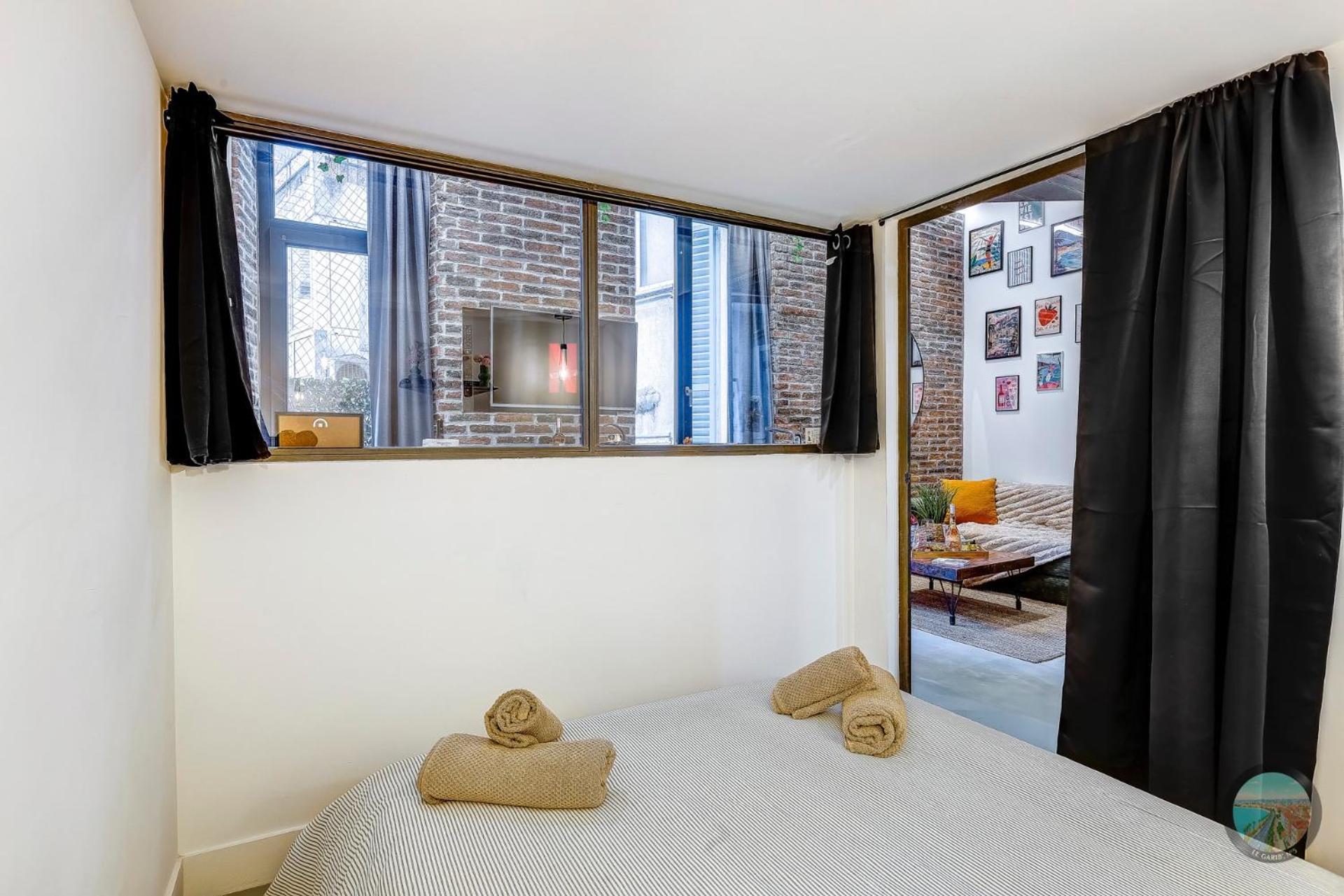 Chic Industrial Loft Quiet Garibaldi Ac Balcony Apartment *