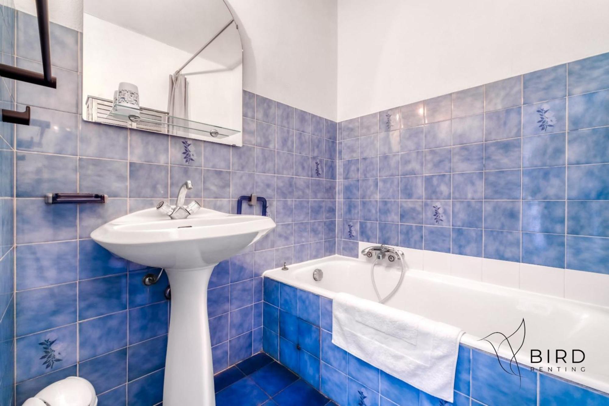 1br W Terrace & Parking Nice