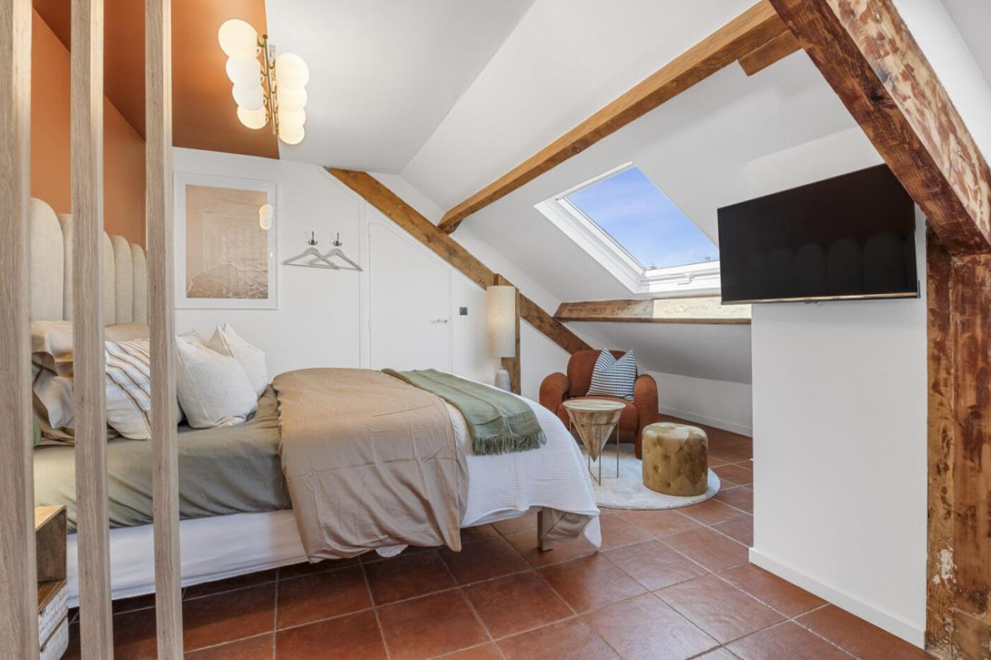 Sous Les Toits, Centre Apartment *