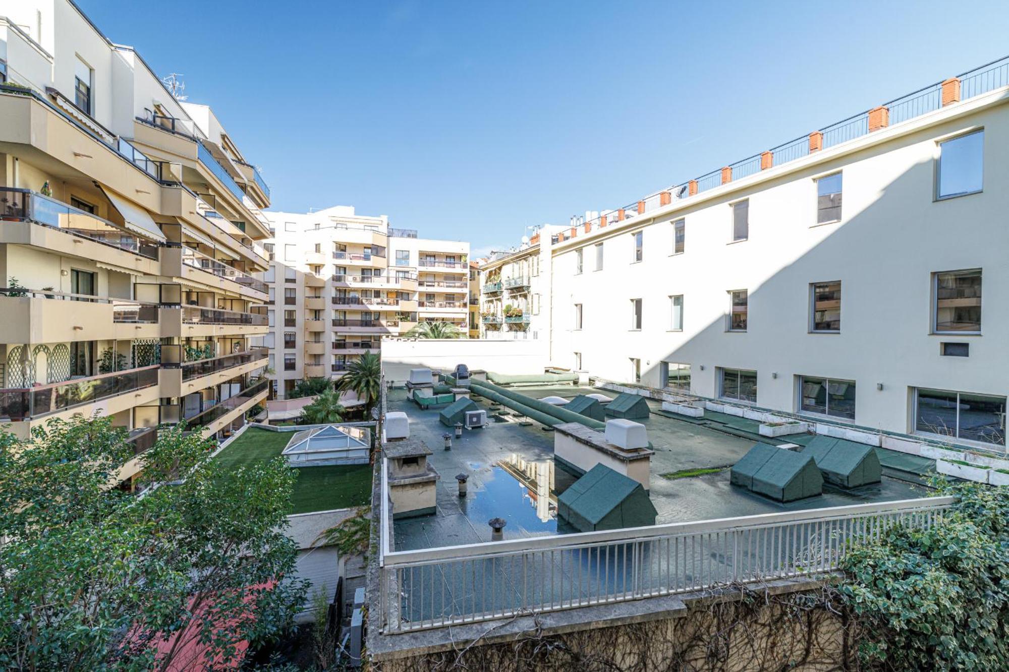 Ultra 2 Bdr - Ac & Balcony Apartment