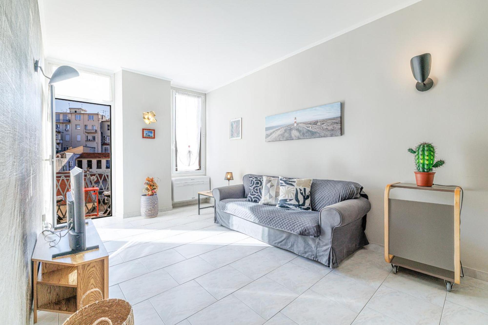 Massena Street - Quiet 2 Bdr & Balcony Nice