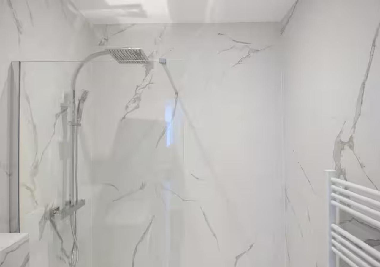 Terrasse En Bord De Promenade Des *