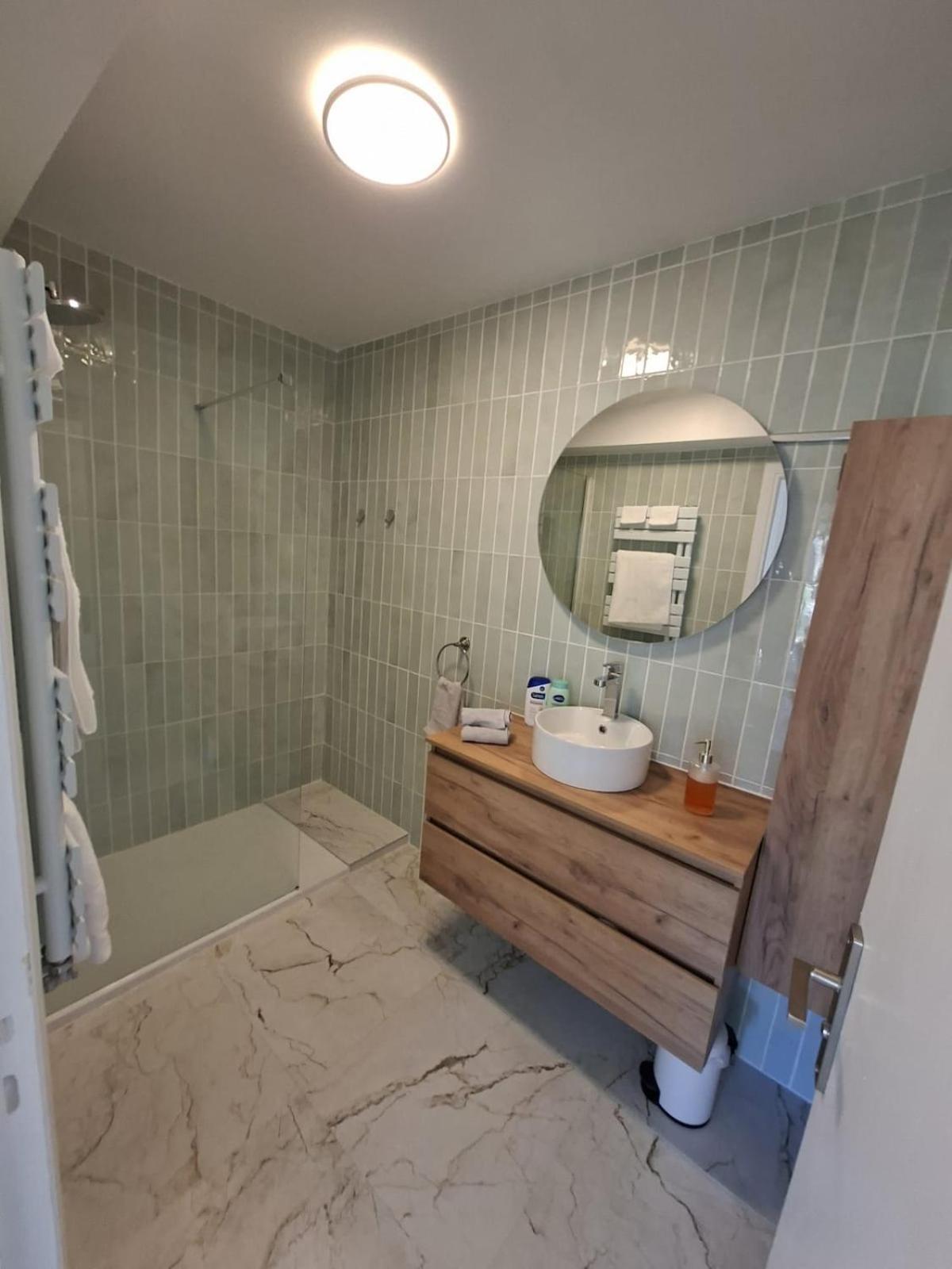 Apartment Elegant And Comfortable 3 Room, & Transport Within Walking Distance *