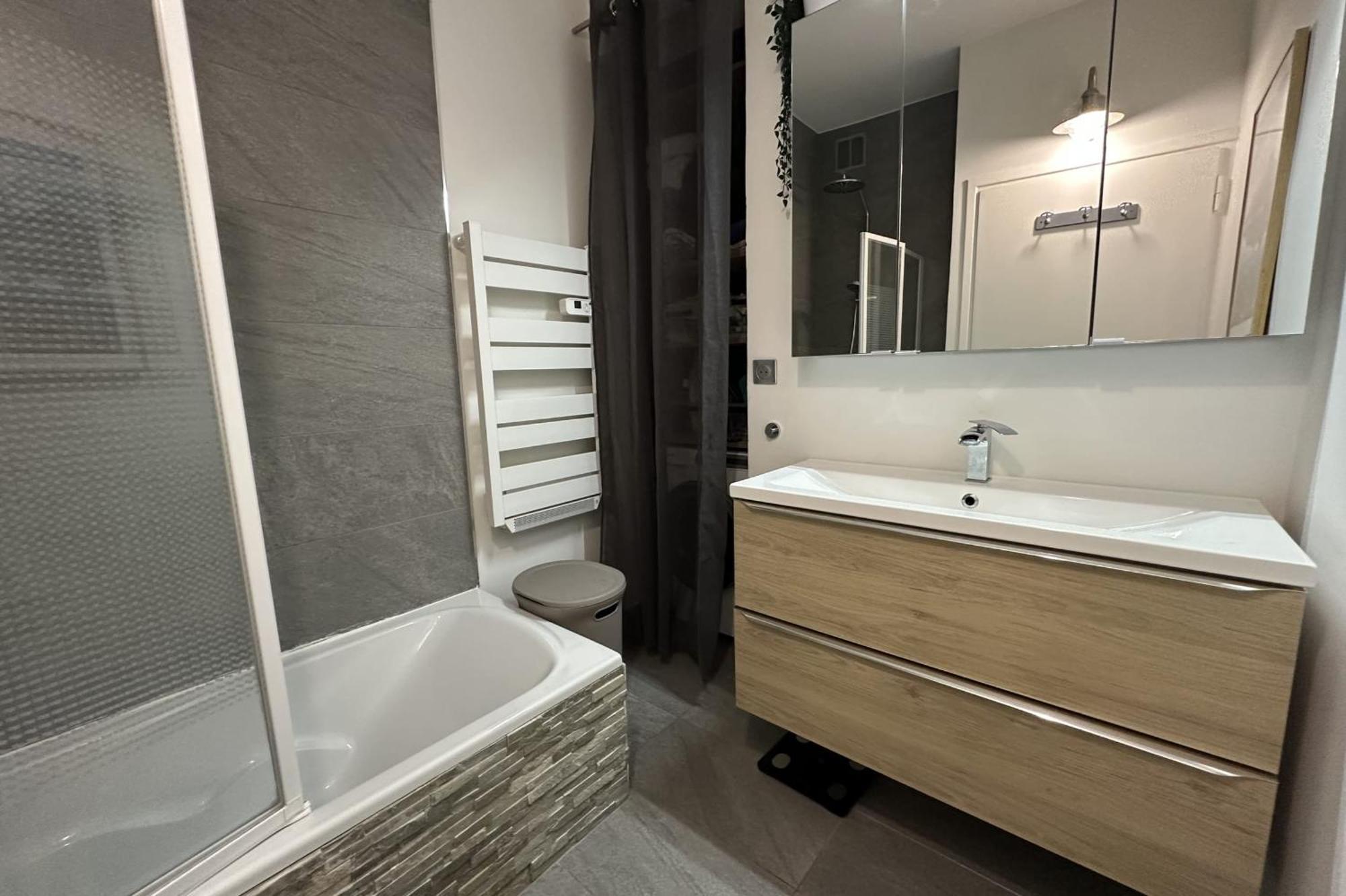 Spacious In With Balcony Apartment *