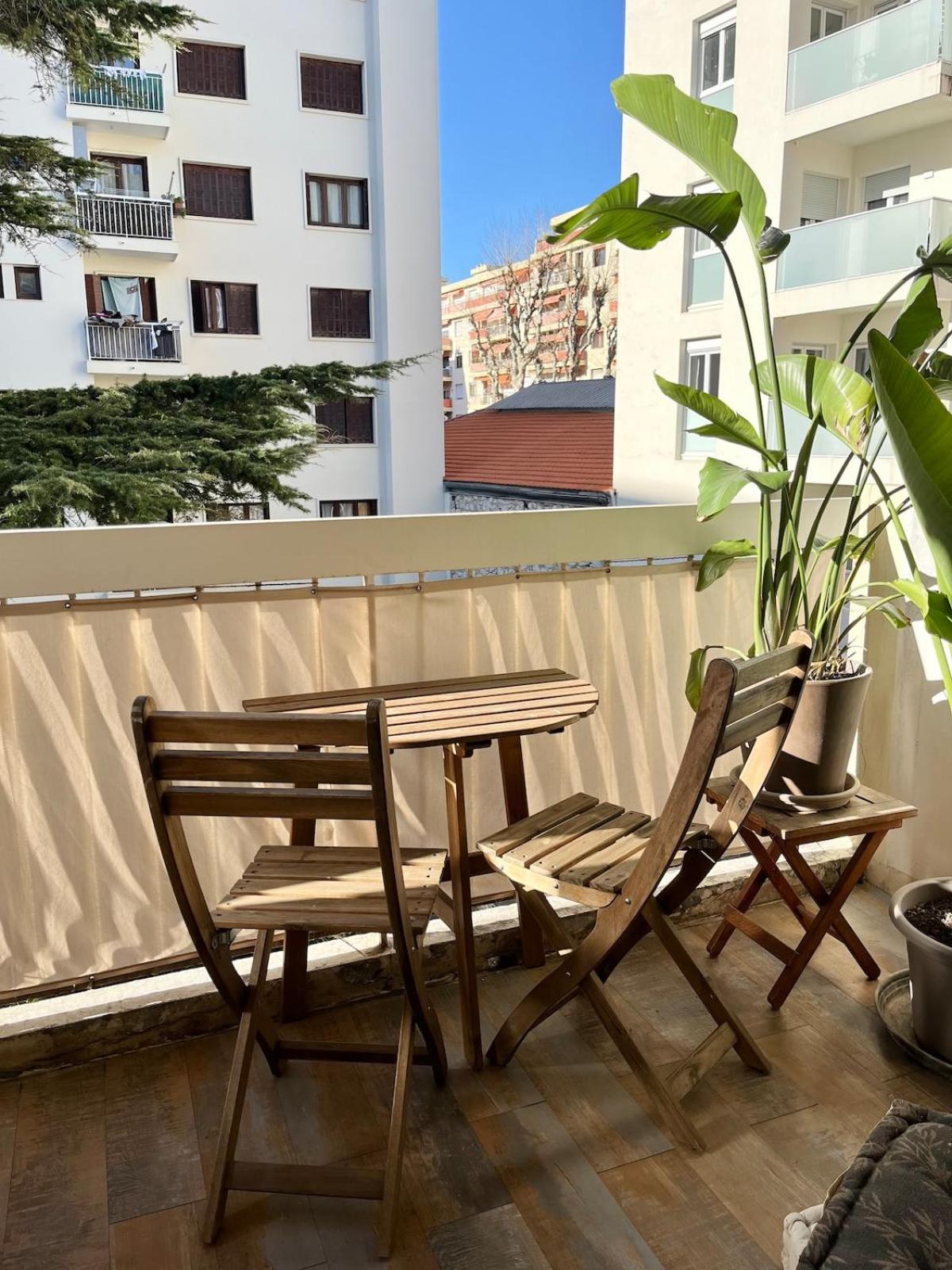 Charming 2 With Balcony Apartment