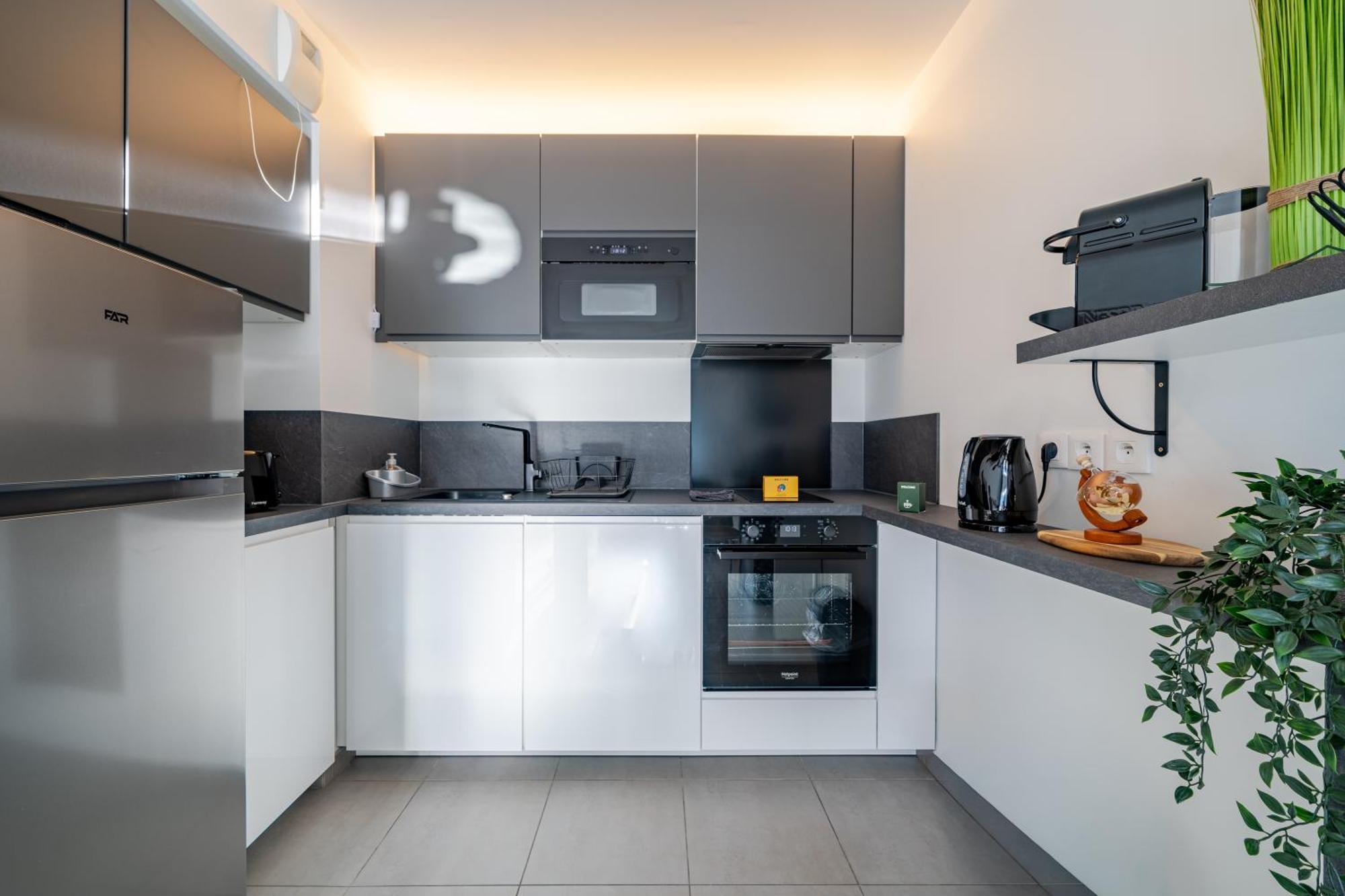 Superbe 2 Pieces - Piscine Et Garage Apartment *