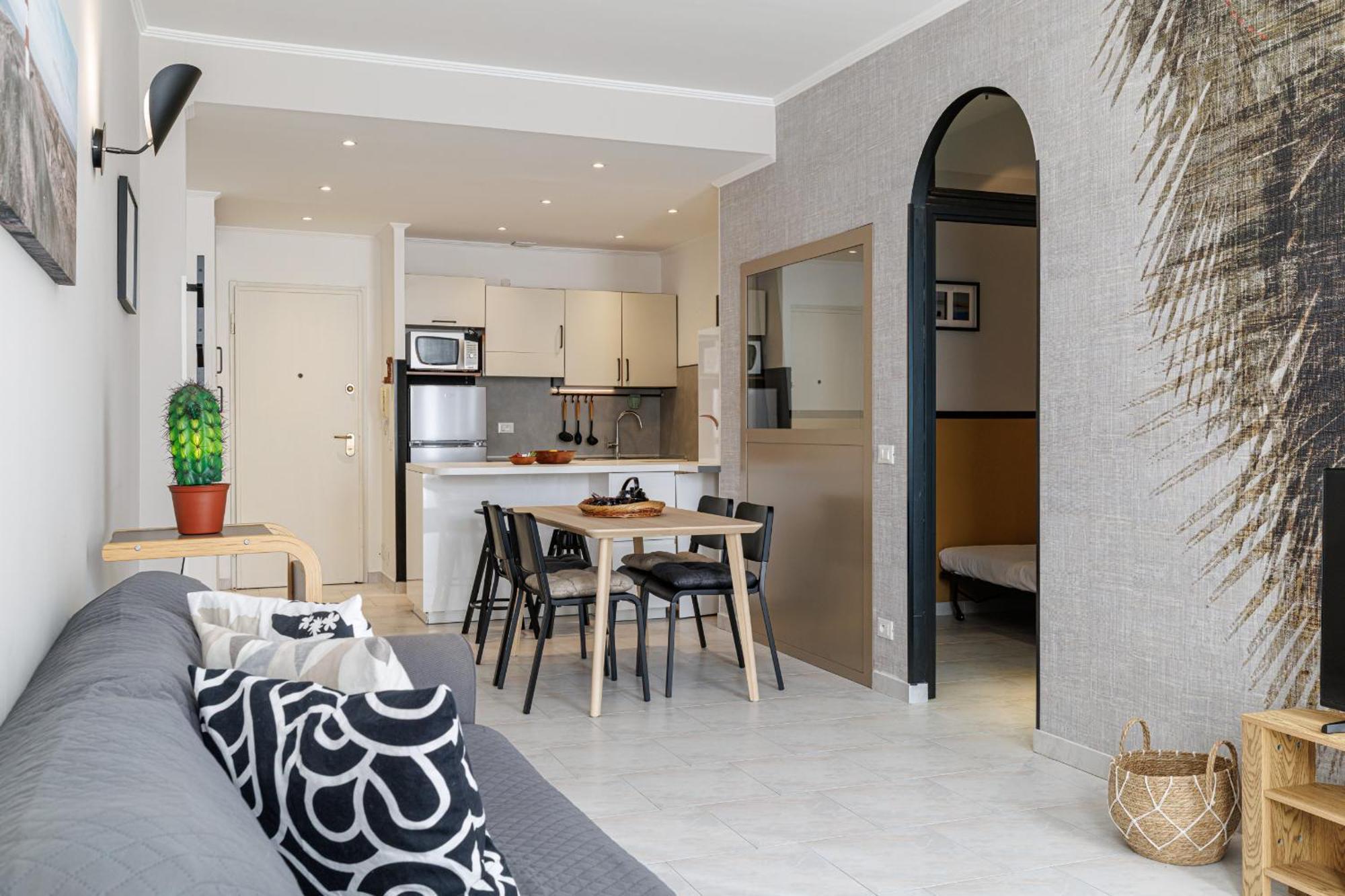 Massena Street - Quiet 2 Bdr & Balcony Apartment *