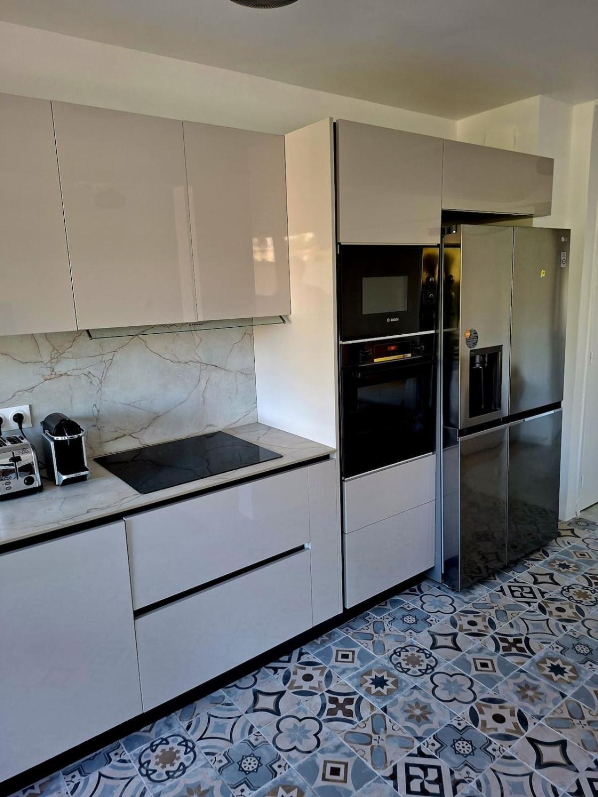 Elegant And Comfortable 3 Room, & Transport Within Walking Distance Apartment