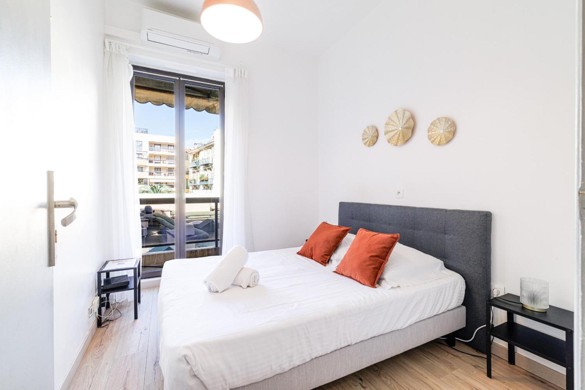 Ultra 2 Bdr - Ac & Balcony Apartment