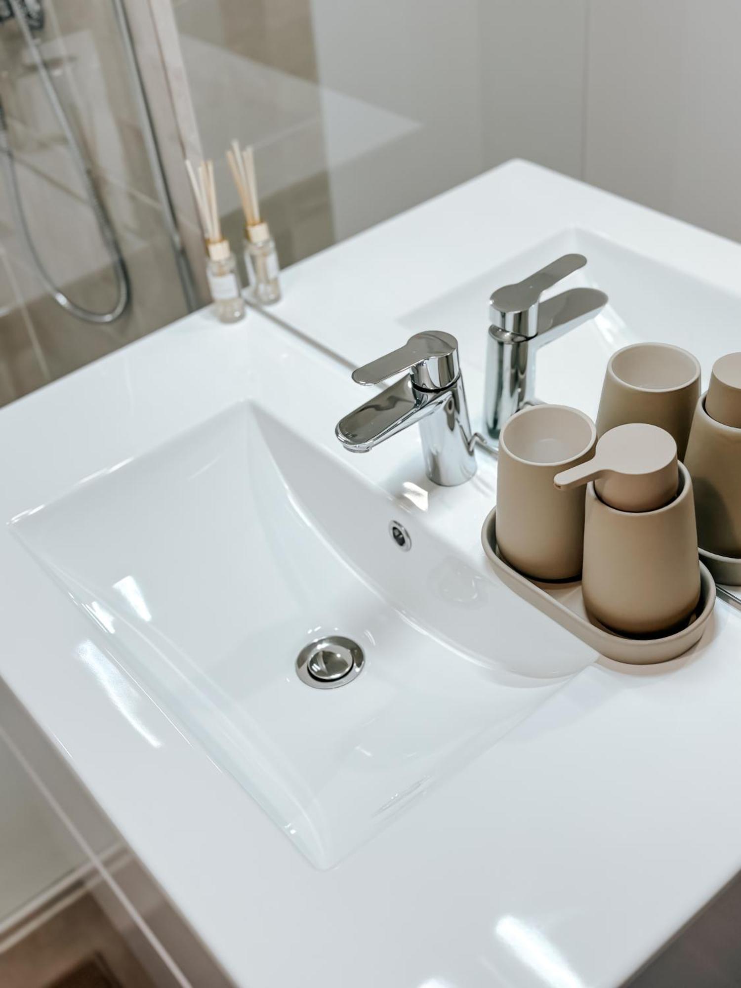 Aya - Renovated Air-conditioned Duplex With Garden Apartment *