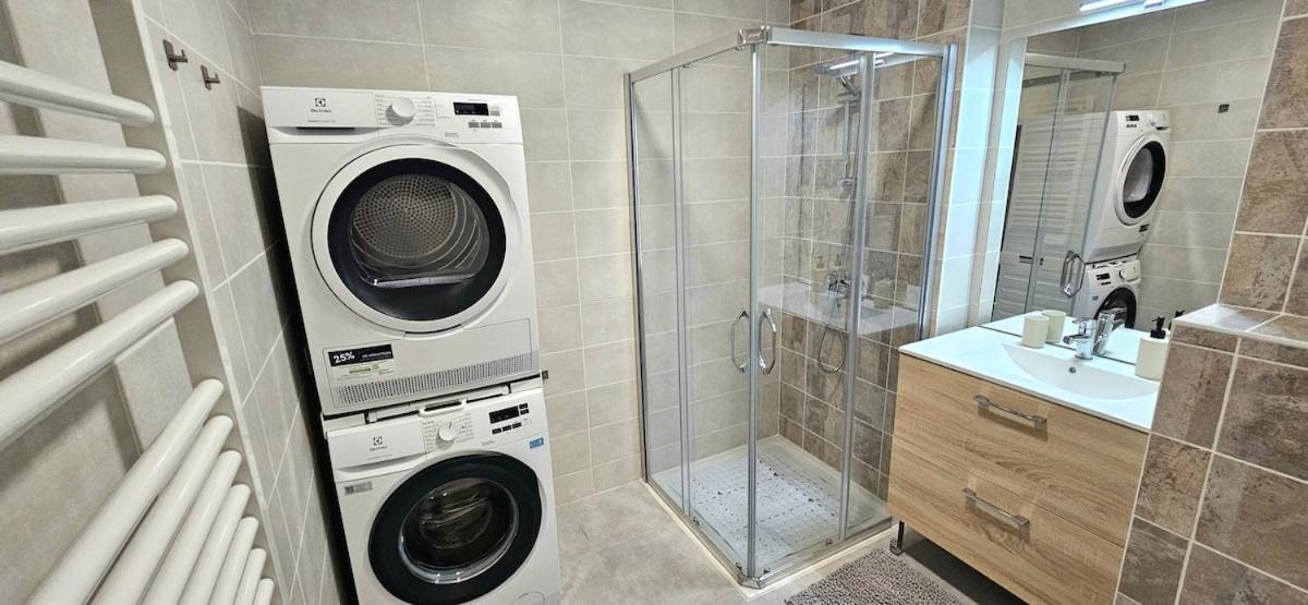 Center Nice, 10min Beach, Parking, Terrace, Direct Tram Apartment *