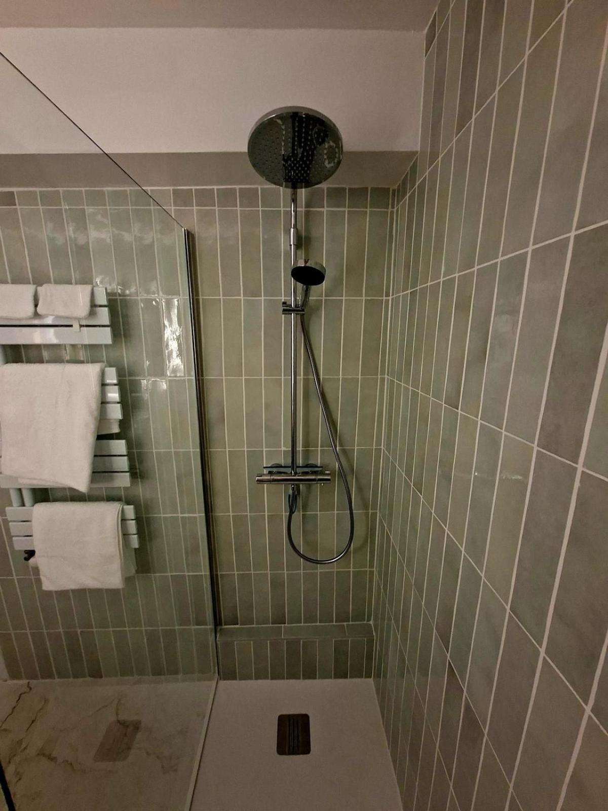 Elegant And Comfortable 3 Room, & Transport Within Walking Distance Apartment